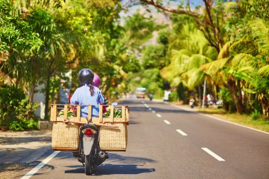 Bali dili adam scooter üzerinde