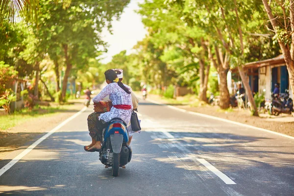 Balinese paar op scooter — Stockfoto