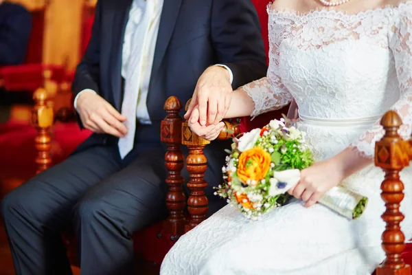Bruid en bruidegom hand in hand tijdens de ceremonie — Stockfoto
