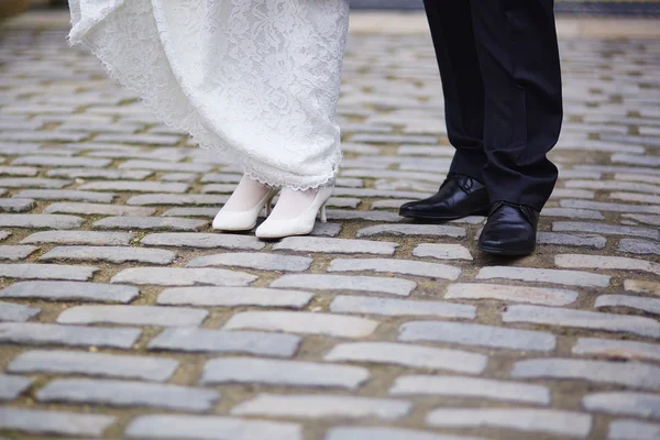 Наречена і ноги нареченого — стокове фото
