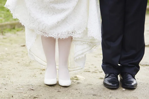 Braut und Bräutigam Füße — Stockfoto