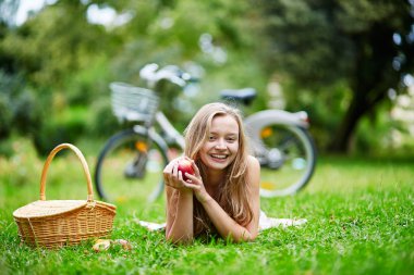 genç kız kırsal kesimde vaktini harcama