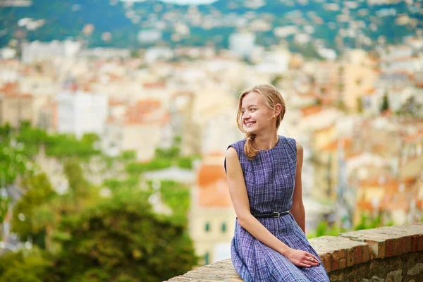 Junge Frau auf dem Hügel le suquet in Konserven, Frankreich — Stockfoto