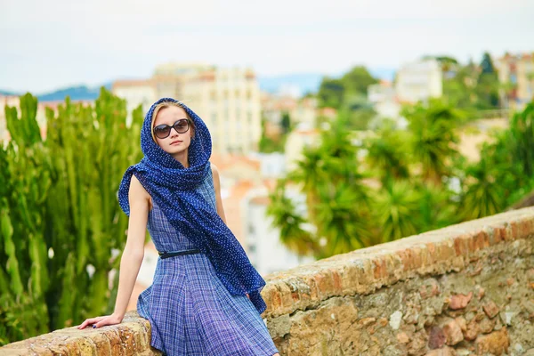 Jonge vrouw op Le Suquet heuvel in Cannes, Frankrijk — Stockfoto
