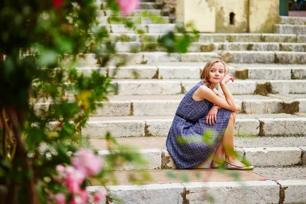 Elegante mujer en Cannes, en Le Suquet —  Fotos de Stock