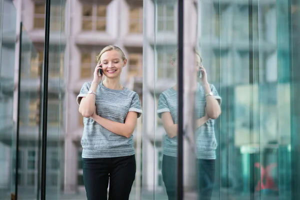 Young business woman speaking on the phone — Stock Photo, Image