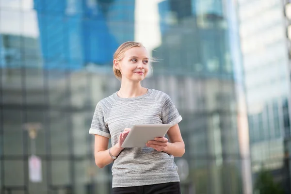 Lächelnde Frau mit Tablet — Stockfoto