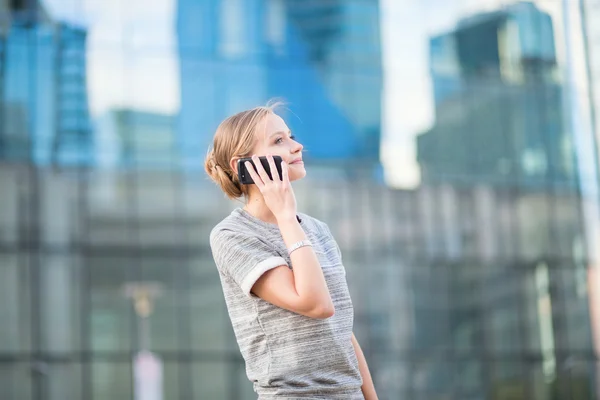 Ung affärskvinna som talar i telefon — Stockfoto