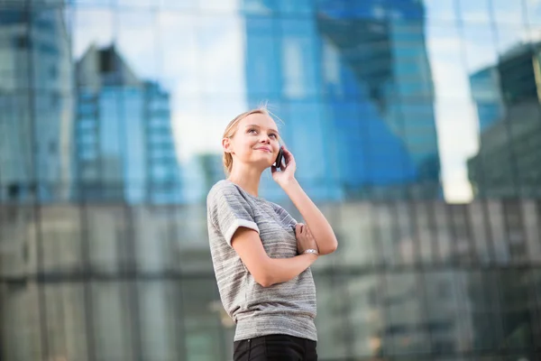 Ung affärskvinna som talar i telefon — Stockfoto