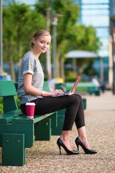 Junge Geschäftsfrau arbeitet an ihrem Laptop — Stockfoto