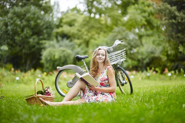 Chica joven con eading un libro al aire libre —  Fotos de Stock