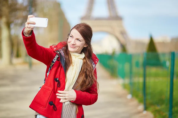 Tourist in Paris near the Eiffel tower — Stock Photo, Image