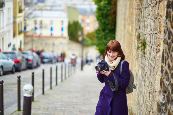 Junger tourist in paris am montmartre — Stockfoto