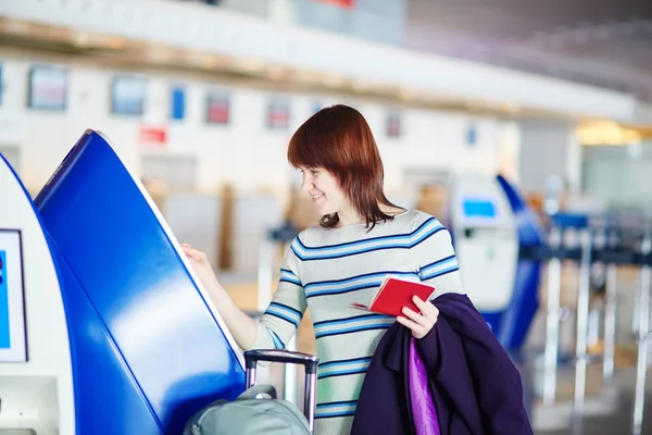 Passageiro no aeroporto, fazendo check-in automático — Fotografia de Stock