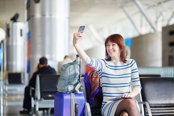 Passageiro jovem no aeroporto, fazendo selfie — Fotografia de Stock