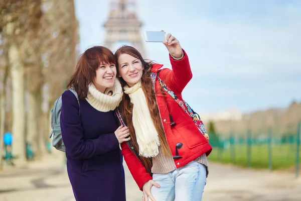 Две веселые девушки в Париже делают селфи — стоковое фото