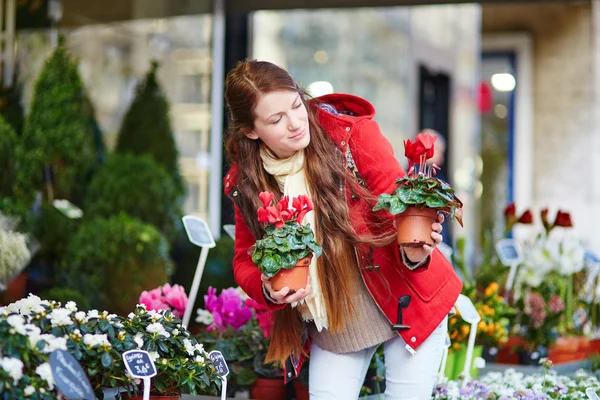 Bella giovane donna selezionando mercato dei fiori — Foto Stock