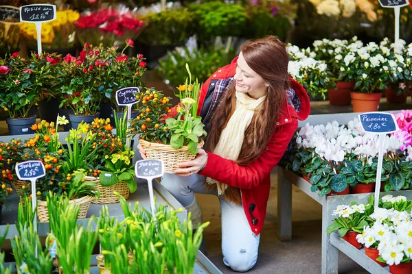 Beautiful young woman selecting flowers market — Stock Photo, Image