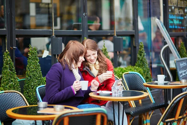 Две красивые девушки в парижском кафе — стоковое фото