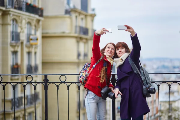 Dwie dziewczyny wesoły w Paryżu robi selfie — Zdjęcie stockowe