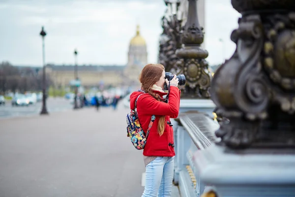 Fiatal turista Párizsban a Pont Alexandre Iii — Stock Fotó