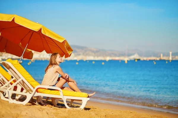 Lány pihentető a strandon elnökletével a tenger közelében — Stock Fotó