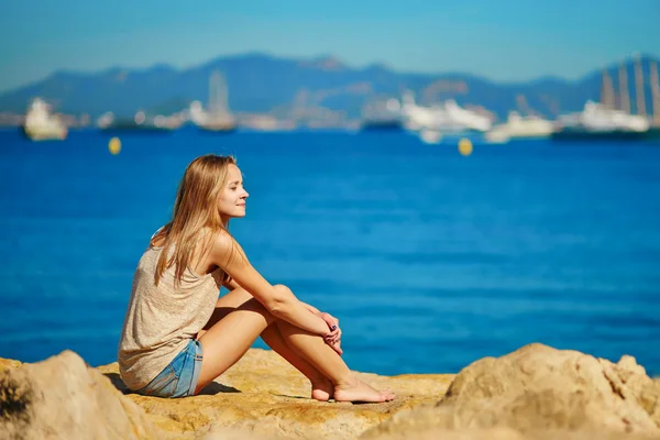 Menina bonita desfrutando de suas férias junto ao mar — Fotografia de Stock