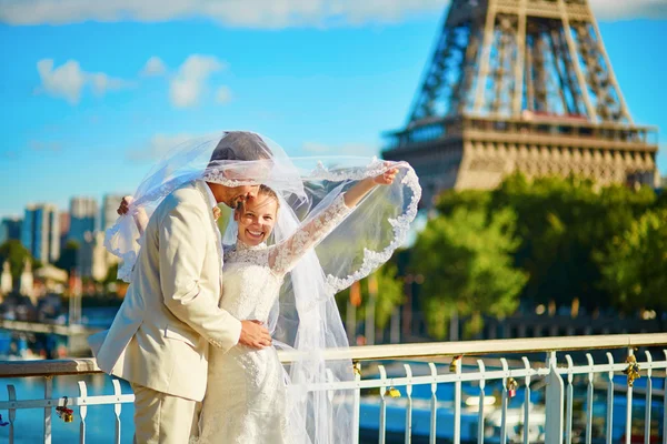 Pareja recién casada en París cerca de la Torre Eiffel — Foto de Stock