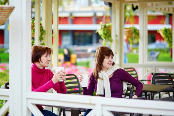 Mujer de mediana edad con su hija en la cafetería — Foto de Stock