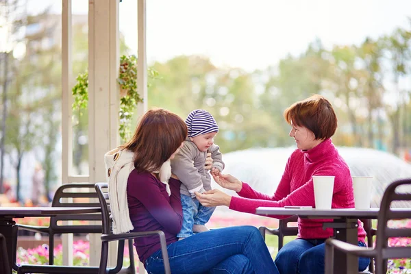 Mormor, mor och barnbarn i ett café — Stockfoto