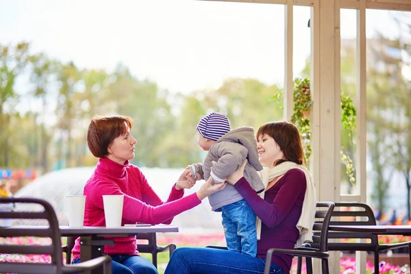 Abuela, madre y nieto en un café — Foto de Stock