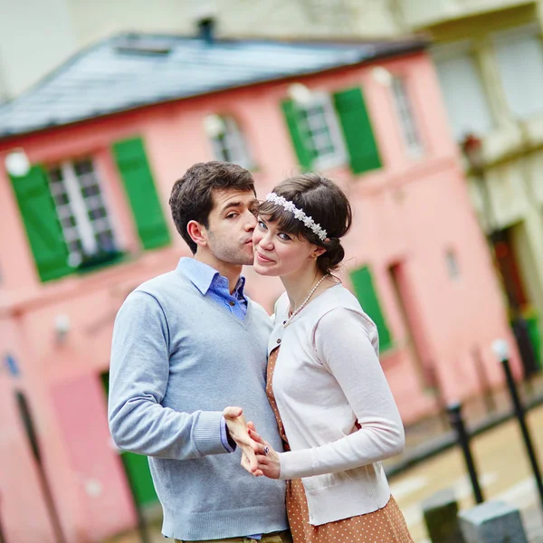 Romantický pár na Montmartru v Paříži — Stock fotografie