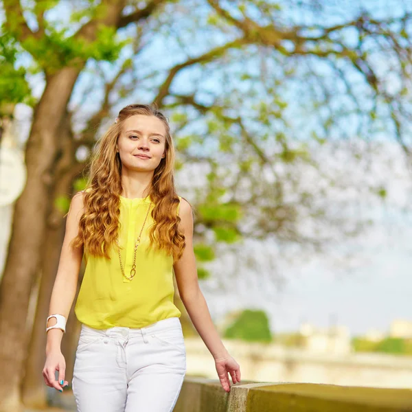 Beautiful young girl walking in Paris — Stock Photo, Image