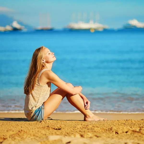 Menina bonita desfrutando de suas férias junto ao mar — Fotografia de Stock