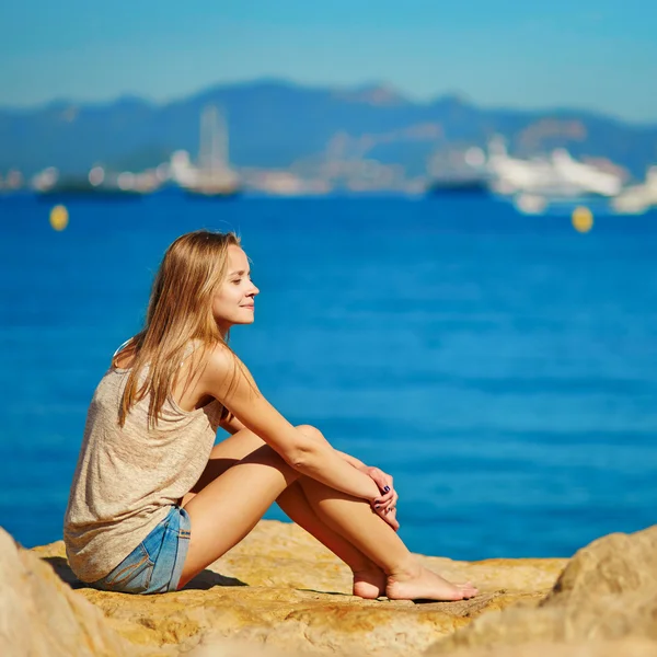 Menina bonita desfrutando de suas férias junto ao mar — Fotografia de Stock