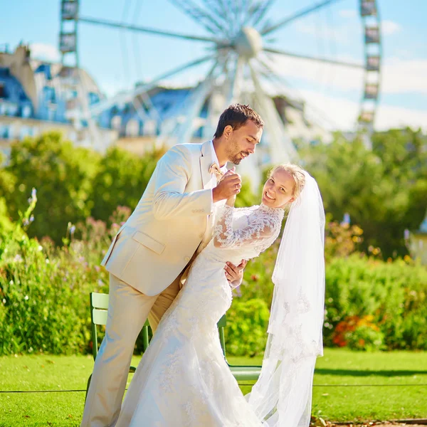 Echtpaar in de tuileries tuin van Parijs — Stockfoto