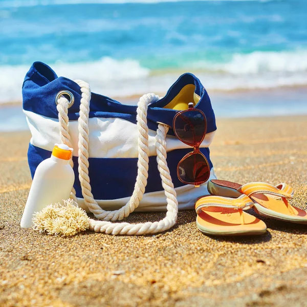 Strandtasche an einem balinesischen Strand — Stockfoto