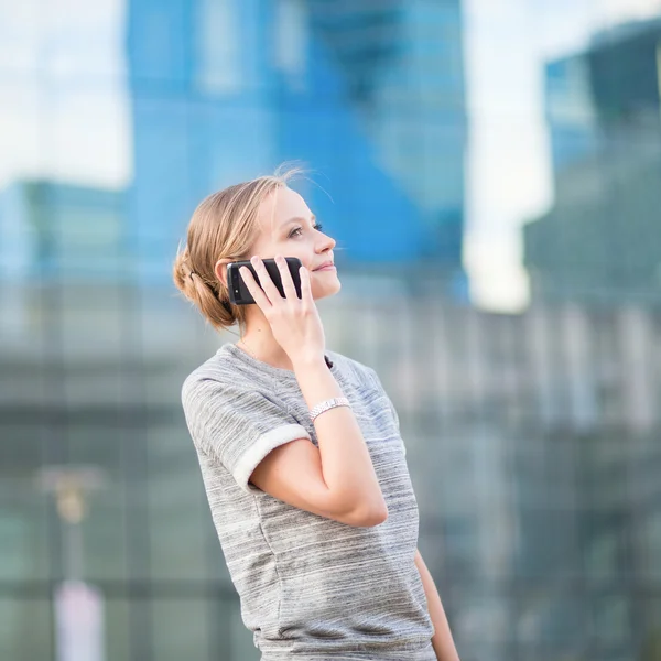 Молодая деловая женщина разговаривает по телефону — стоковое фото