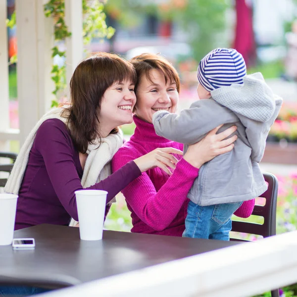 Tre generationer familj i ett café — Stockfoto