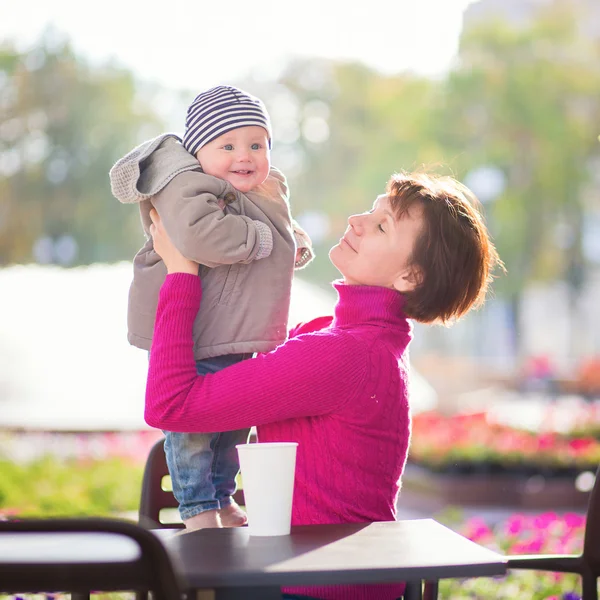 Midden leeftijd vrouw en haar kleine kleinzoon — Stockfoto