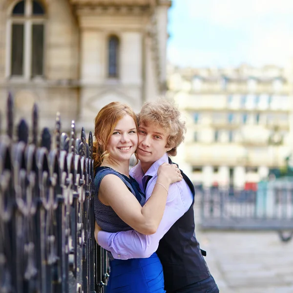 Açık havada Paris'te genç Romantik Çift — Stok fotoğraf