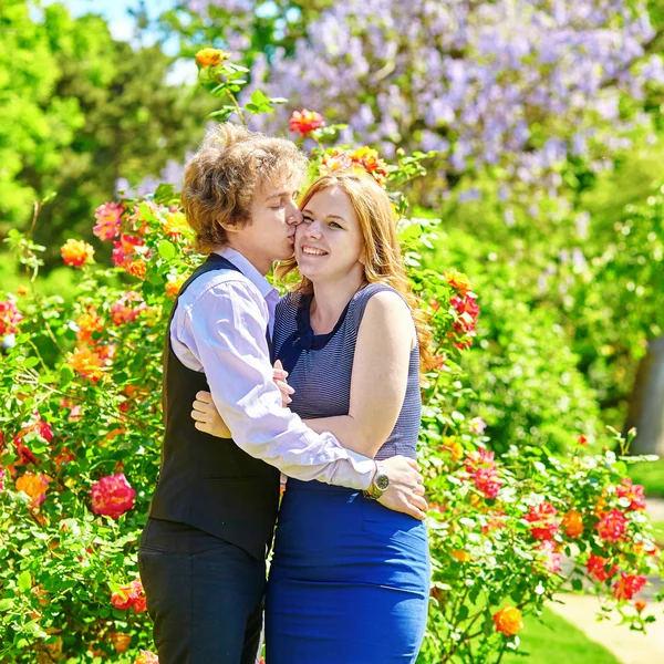 Dating couple in beautiful park at spring — Stock Photo, Image