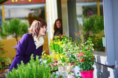 Kız çiçek Parisli bir çiçekçide seçme