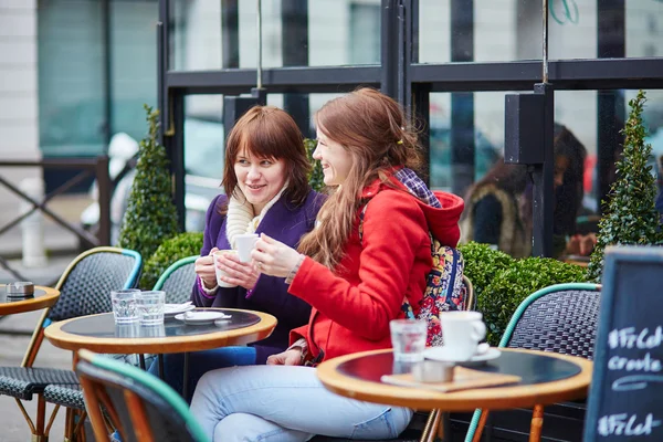 Zwei fröhliche junge Mädchen in einem Pariser Straßencafé — Stockfoto