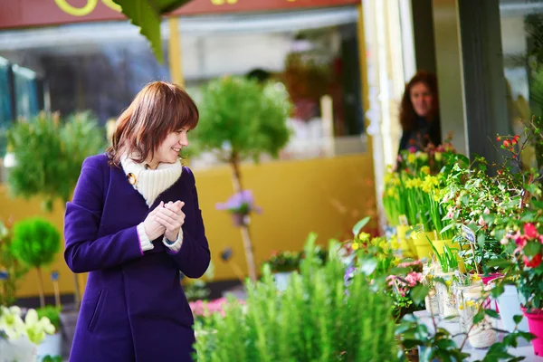 Flickan välja blommor i en parisisk blomsteraffär — Stockfoto