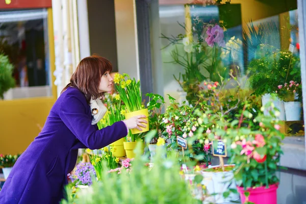 Girl selecting flowers in a Parisian flower shop — Stock Photo, Image