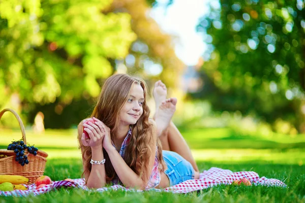 Tjej som har en picknick i parken — Stockfoto