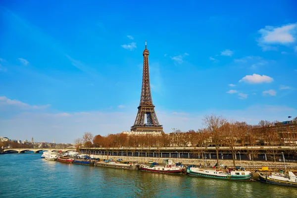 Vista da Torre Eiffel através do Sena — Fotografia de Stock