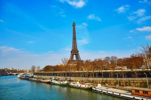 Vista de la torre Eiffel a través del Sena —  Fotos de Stock