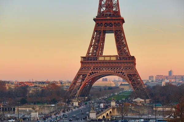 Kilátás az Eiffel toronyra naplementekor — Stock Fotó